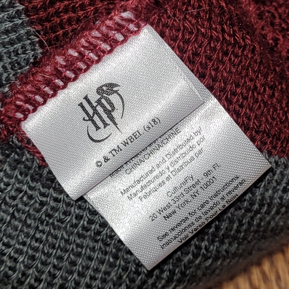 Harry Potter Gryffindor Graphic T-shirt Sz XL & CultureFly Beanie Bundle - Picture 9 of 11